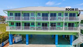 Oceanfront Inn Room #21- Ocean View Balcony King Bed - Fort Pierce - 6