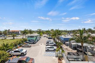 Oceanfront Inn Room #21- Ocean View Balcony King Bed - Fort Pierce - 7