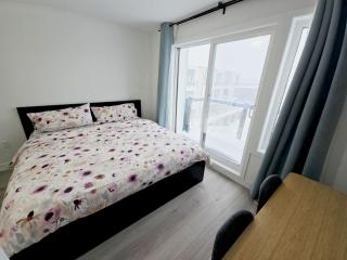 King Bed TV Private Ensuite Retreat Bathroom or Economical Double Bed Room - Toronto - 5