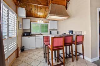 Oceanfront Inn Suite #12- Ocean View Balcony - King Bed - Fort Pierce - 7