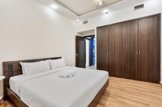 Lux 1 BR Getaway with Stunning Views, Pool and Gym - 2