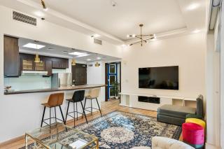 Lux 1 BR Getaway with Stunning Views, Pool and Gym - 5