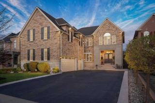 Spacious 2-BDRM Modern Retreat - Minutes from Pearson Airport - Brampton - 0