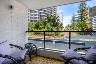 Beautifully Renovated Two Bedroom Apartment - CoastHM - Gold Coast - 8