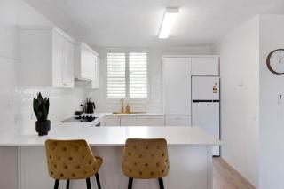 Beautifully Renovated Two Bedroom Apartment - CoastHM - Gold Coast - 4