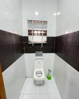 Modern 2BDR Apt - 247 power supply, Porch, Wi-Fi,Kitchenette & 5 mins DRV to Airport - Ikeja - 2