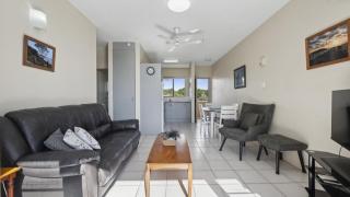 Ocean Parade 4 - Affordable, Pool, Spa, Cafes, Sleeps 4 - Coffs Harbour - 1