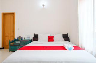 RedDoorz at Savitri Hotel - 8