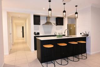 New Spacious 4 Bedroom Retreat fully air conditioned in Loganholme - Loganholme - 0