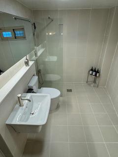 8-capacity # 3 rooms # 4 queen beds # 10 minutes on foot from Busan Station # Wood tone # Emotional interior # Netflix - Busan - 7