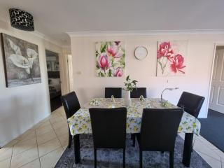Stylish House in Worrigee 3mins walk to Shops with Free Parking and Wi-Fi - 6