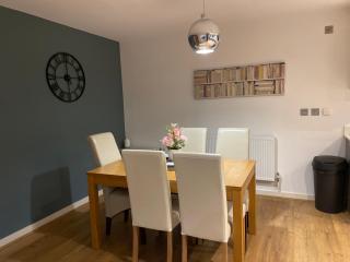 2 Bed, 2 Bath Apartment in Guildford Town Centre with Parking! - Guildford - 9