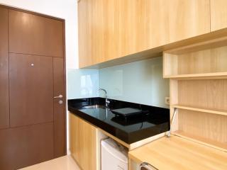 Modern Design and Homey Studio Ciputra World 2 Apartment By Travelio - Jakarta - 7