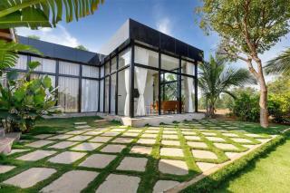 TheSunlitHaven Pool GlassRooms Lawn - Raigīr - 9