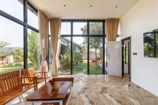 TheSunlitHaven Pool GlassRooms Lawn - Raigīr - 5