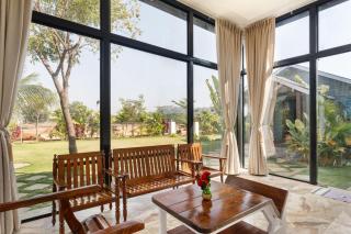 TheSunlitHaven Pool GlassRooms Lawn - Raigīr - 3