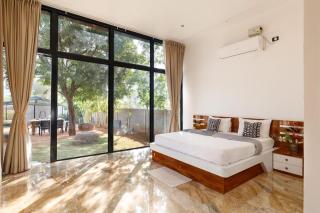 TheSunlitHaven Pool GlassRooms Lawn - Raigīr - 2