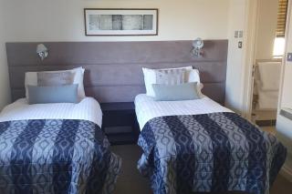 2br-sleeps4-pool-freeparking-trenythonestate - Par - 7