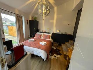 Brand new en-suite double room private entry self-check - 7