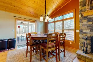 4BR Lake Arrowhead Hideaway with Great Location - 4