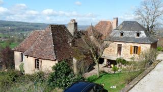 Maison de tuiles au pieds du château de Castelnau - 0