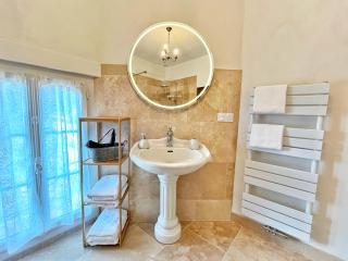 La Maison Voyage Bed and Breakfast - 6