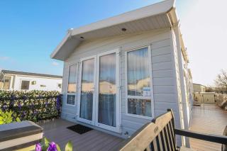 Stunning Caravan With Large Decking At California Cliffs In Norfolk Ref 50001Oc - Great Yarmouth - 0