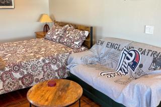 Studio Retreat with Stunning View - Close to Beaches - 7