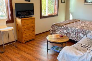 Studio Retreat with Stunning View - Close to Beaches - 5