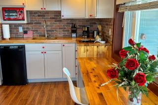 Studio Retreat with Stunning View - Close to Beaches - 8