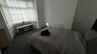 King Bed - Fast WiFi - Free Parking - 1 Bedroom in 4 Bedroom House PS1 - Grimsby - 9