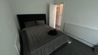 King Bed - Fast WiFi - Free Parking - 1 Bedroom in 4 Bedroom House PS1 - Grimsby - 3