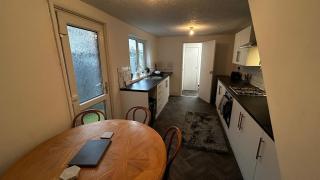 King Bed - Fast WiFi - Free Parking - 1 Bedroom in 4 Bedroom House PS1 - Grimsby - 2