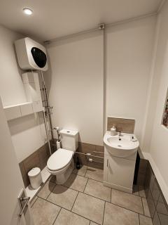 Deluxe Urban Retreat Studio Apartment - 2
