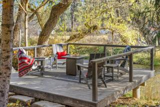 Quiet Waterfront Cottage on the Little Spokane River - - 0