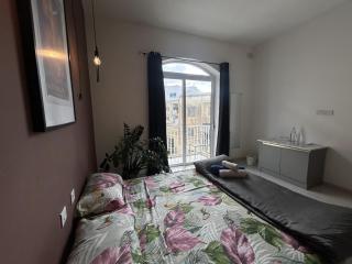 Sliema Central with Balcony Airconditioned and Comfortable Self Check IN - Il-Gżira - 5
