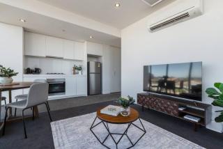 Panoramic views in the heart of Richmond, 2 BRs - 7