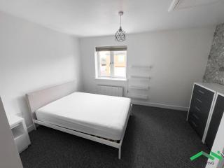 Double Bed - Fast WiFi - Free Parking - 1 Bedroom in 2 Bedroom House SD1 - 2