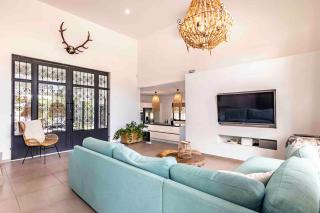 Villa Leon Spacious Tropical Villa with pool and outdoor kitchen - 8