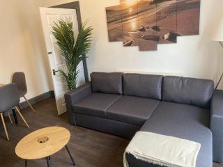 4BR Home in Great Location close to Transport - Liverpool - 9