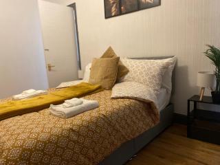 4BR Home in Great Location close to Transport - Liverpool - 3