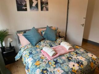4BR Home in Great Location close to Transport - Liverpool - 1