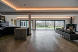 King Bed - En-Suite, Walk-In Wardrobe & Fast WiFi - 1 Bedroom in 4 Bedroom House HA1 - Humberston - 0