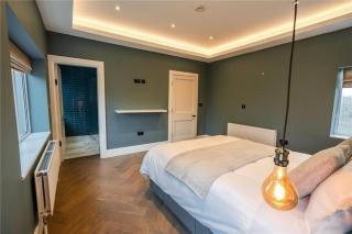 King Bed - En-Suite, Walk-In Wardrobe & Fast WiFi - 1 Bedroom in 4 Bedroom House HA1 - Humberston - 6