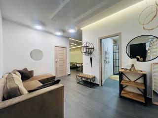 Modern & Chic 2-Bedroom Apartment with Balcony and Stunning Panoramic City Views, Steps from Republic Square & Northern Avenue - Erevan - 9