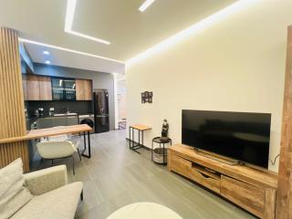 Modern & Chic 2-Bedroom Apartment with Balcony and Stunning Panoramic City Views, Steps from Republic Square & Northern Avenue - Erevan - 0