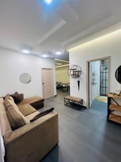 Modern & Chic 2-Bedroom Apartment with Balcony and Stunning Panoramic City Views, Steps from Republic Square & Northern Avenue - Erevan - 8