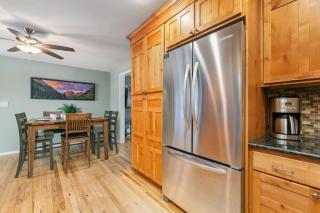 The Rustic Retreat, Pet Friendly with Fenced Yard - 2