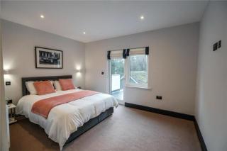King Bed - En-Suite, Fast WiFi & Ample Parking - 1 Bedroom in 4 Bedroom House HA2 - Humberston - 0