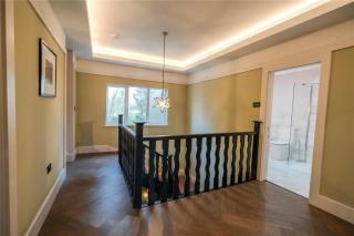 King Bed - En-Suite, Fast WiFi & Ample Parking - 1 Bedroom in 4 Bedroom House HA2 - Humberston - 3